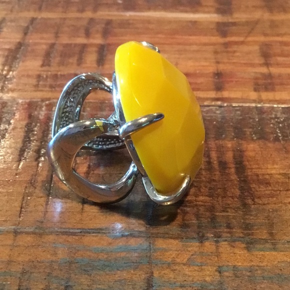 Kendra Scott Yellow Rana Cocktail Ring - Picture 3 of 12